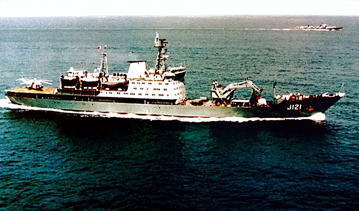 我军舰队驶入公海，某国驱逐舰阻拦，开国中将喊话：后果自负