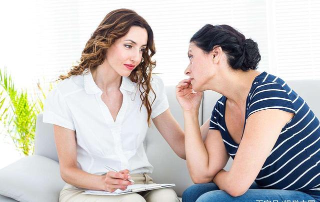 女性快要绝经身体会出现4个症状,40岁女性绝经前有征兆吗