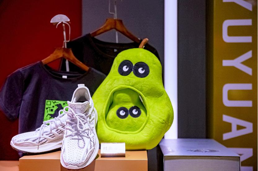 排队消费的火爆场景,年轻人打call主唱