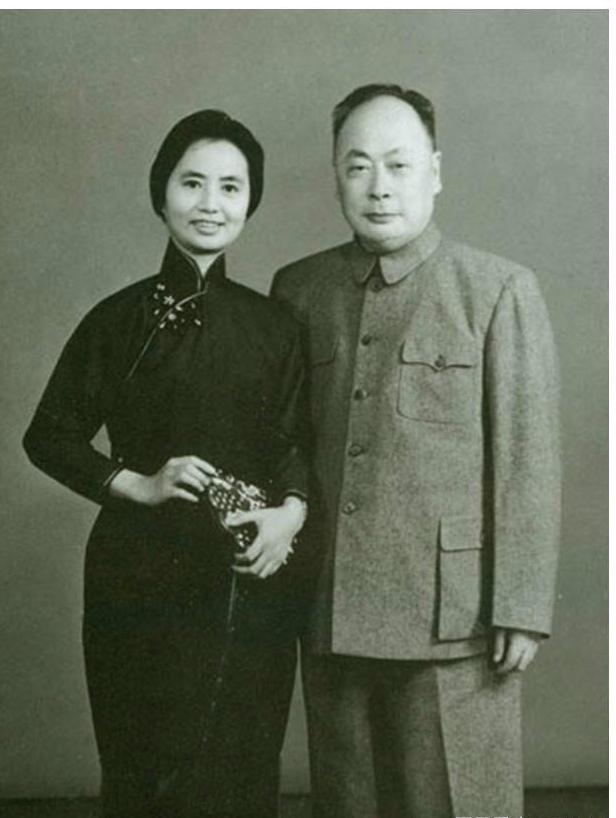 陆小曼在徐志摩死后嫁给了谁,陆小曼和徐志摩是真实的事吗