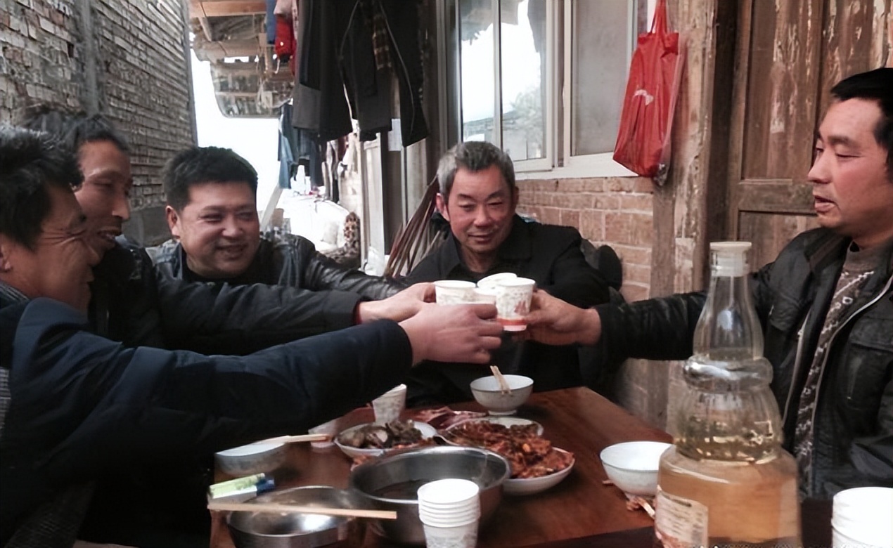 大叔喝酒30年喝出河马脖,辽宁大叔喝酒40年喝成河马脖