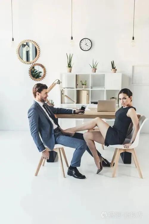 与男同事暧昧不清该怎么办,喜欢上公司同事怎么办