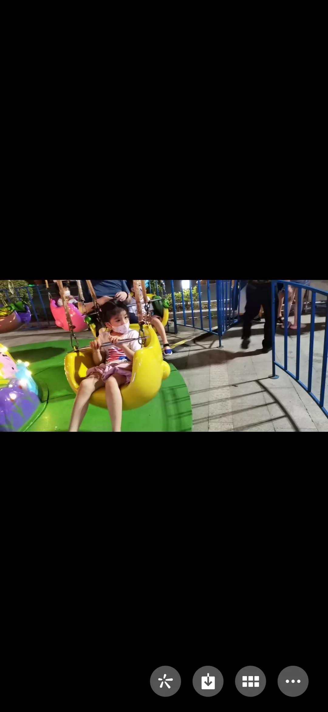 昨天带着外孙女去补了牙，顺便也把一只松动的门牙给拔掉了