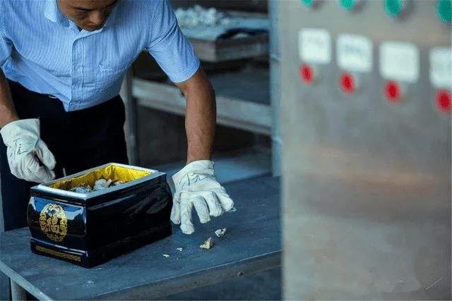 殡仪馆的骨灰无人认领会怎么处理,殡仪馆无人认领骨灰公布