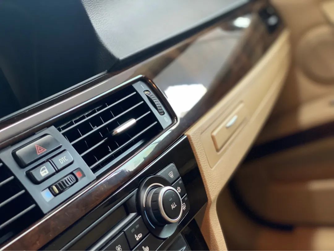 破烂不堪的废旧车变成新车的视频,宝马e90325i