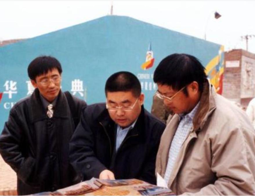 欠债2600亿，当街痛哭！给员工送宝马的河北首富，如今彻底怂了