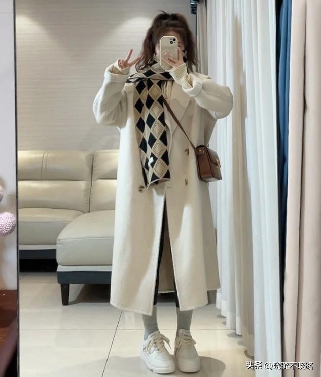 小白鞋搭配羽绒服好看吗,小白鞋搭配羽绒服长款