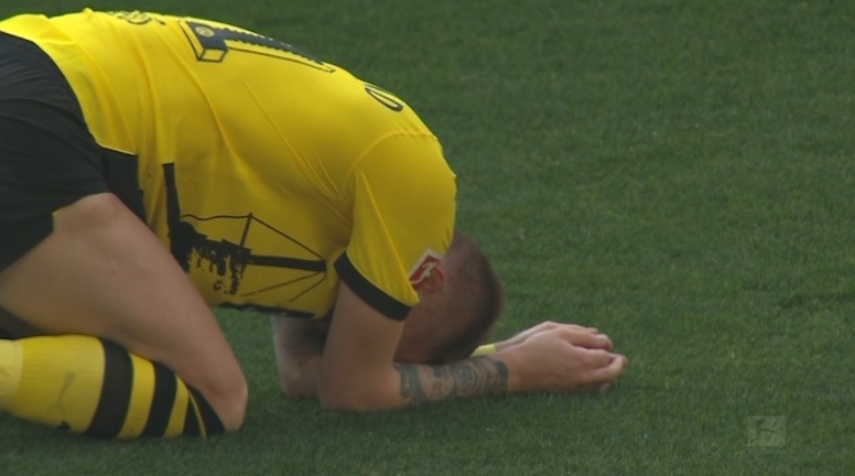 罗伊斯跪地掩面痛哭,罗伊斯热搜