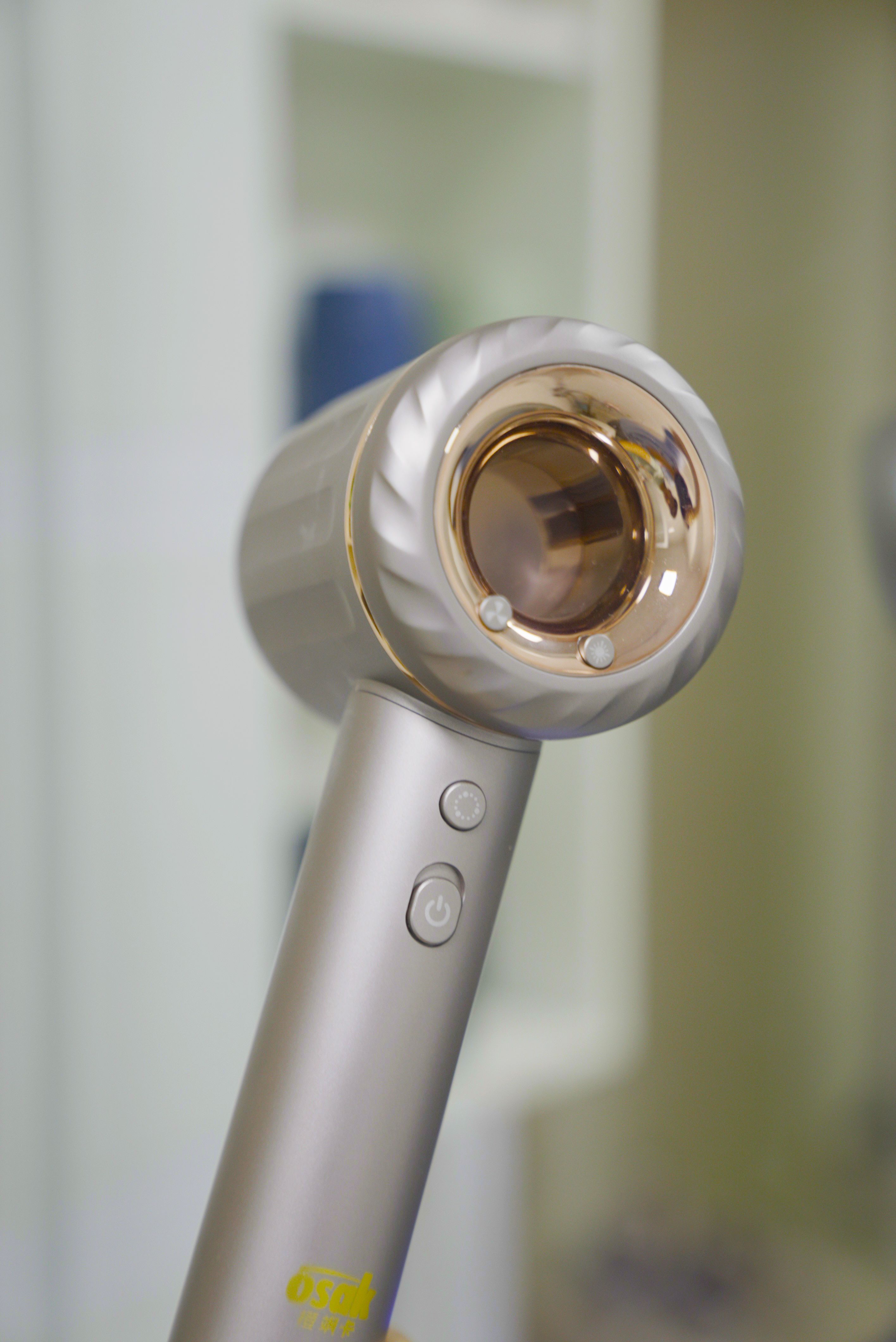 戴森吹风机顺滑卷发,戴森吹风机热风也烫