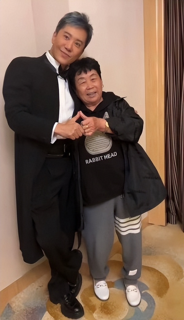 鏇剧粡鍚告瘨琚崟鏄庢槦,鐢锋槦鍚告瘨琚崟