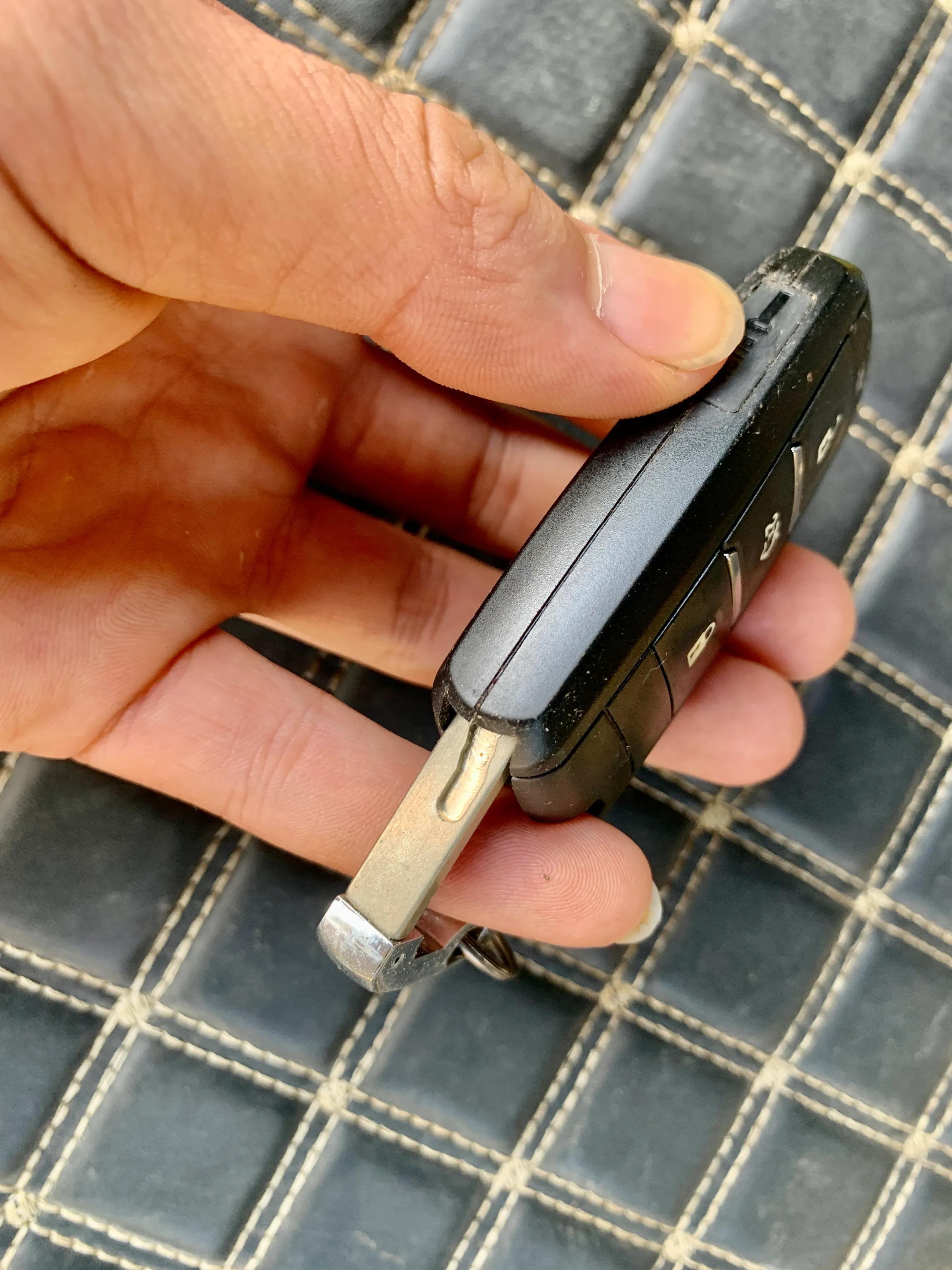 尾门按键打不开钥匙能开,车钥匙遥控怎么关不上电动尾门