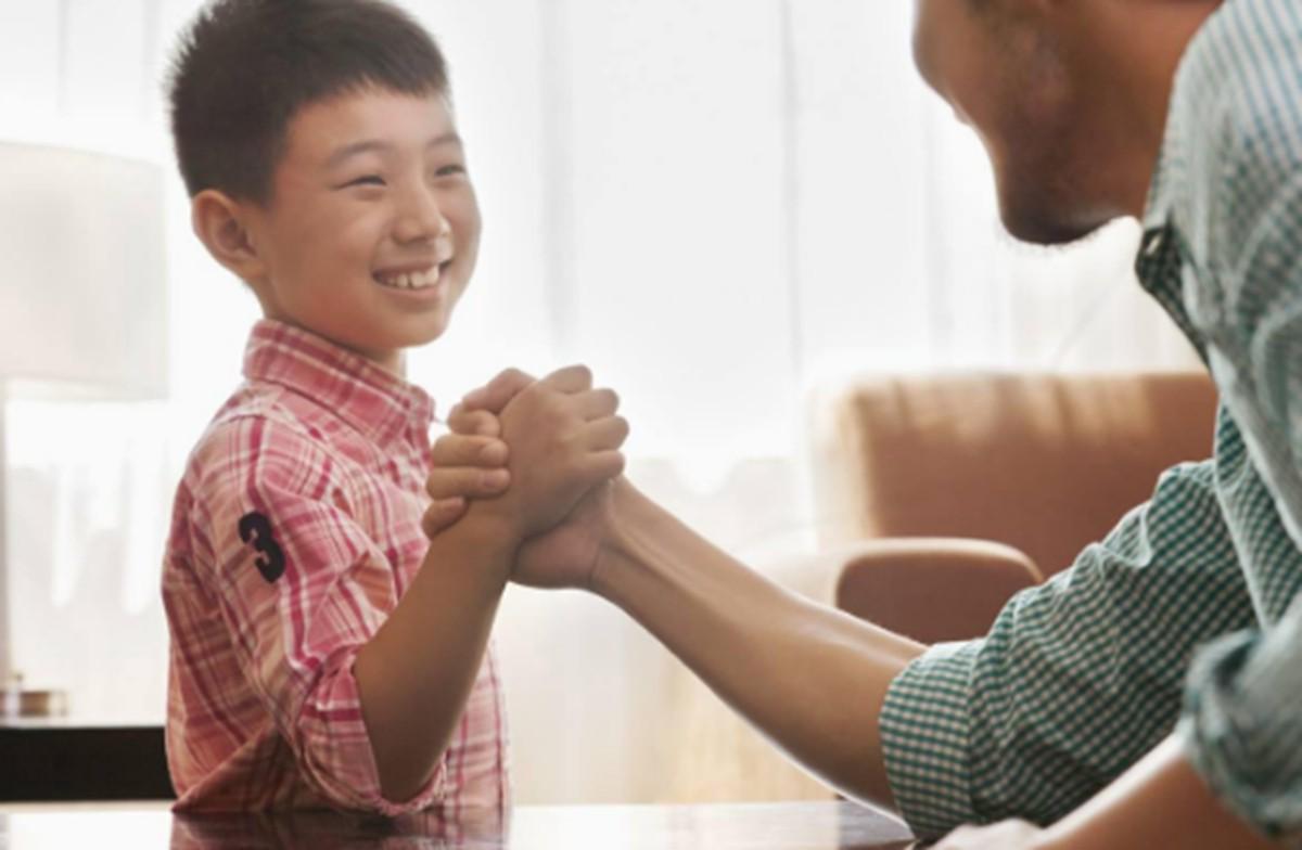 家有男孩该怎么培养？父母坚持4个原则，孩子未来更有担当