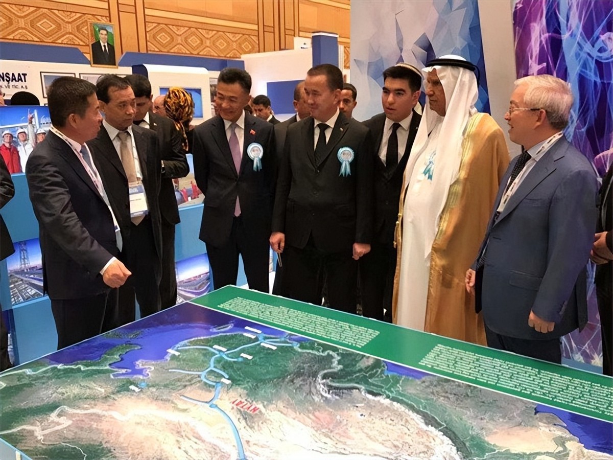 亚洲唯一的一个永久中立国，不用交水电费，汽油每升一毛钱左右