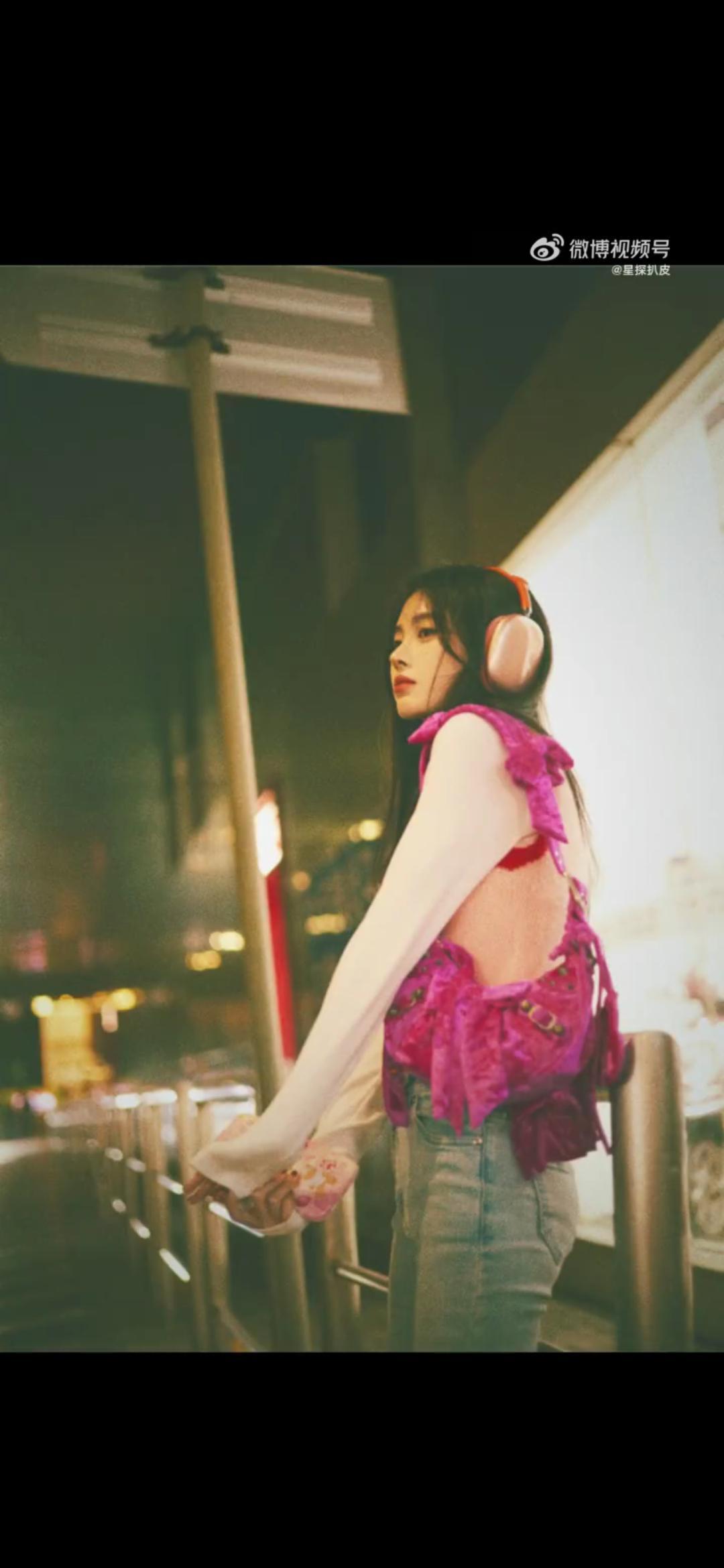 鞠婧祎近期路人照,鞠婧祎回应垫肩路人机场照