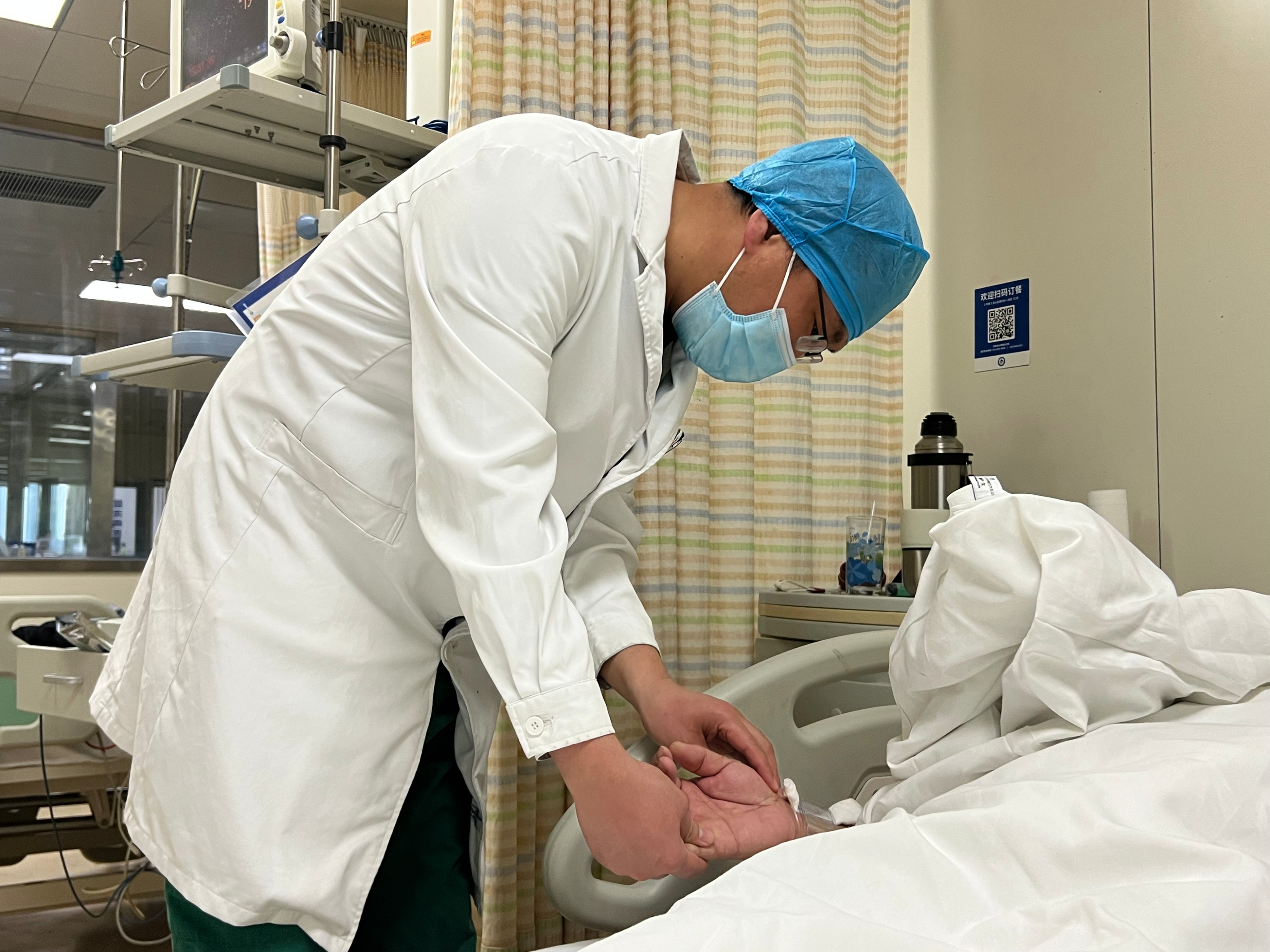 医生收下患者千元红包结果很暖心,医生退红包家属感动不已