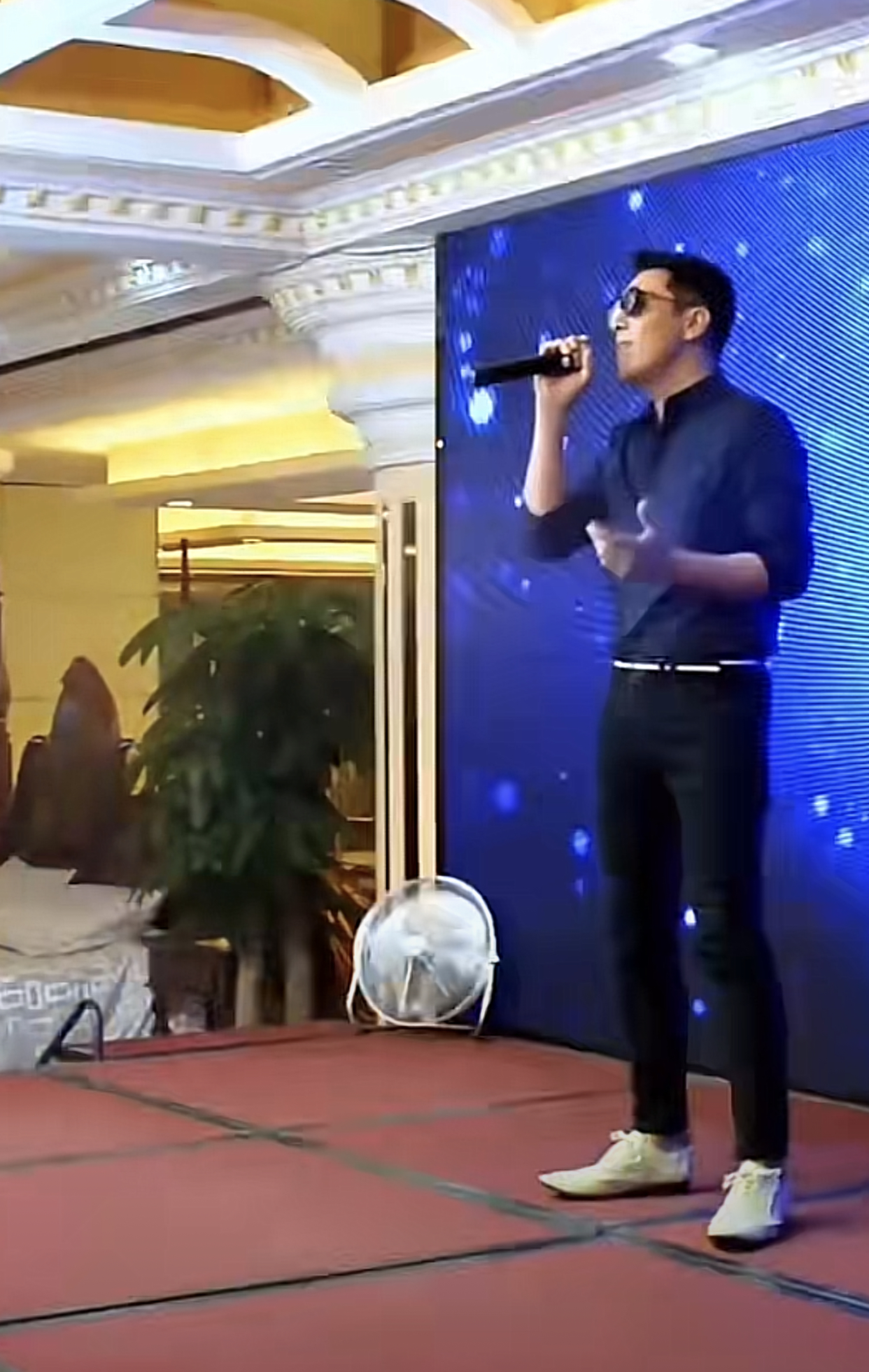 过气老戏骨窘况:农村走穴、直播捞金、情史混乱,晚节还值钱吗?