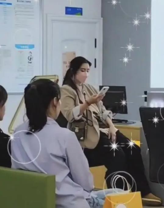 王祖贤厦门再被偶遇，住900元豪华酒店，被曝将在国内定居！