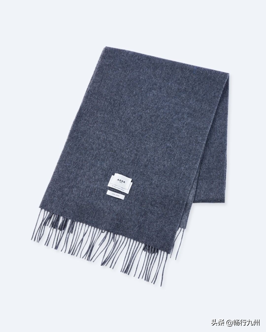 秋冬流行的大牌围巾,必备的三款颜色围巾