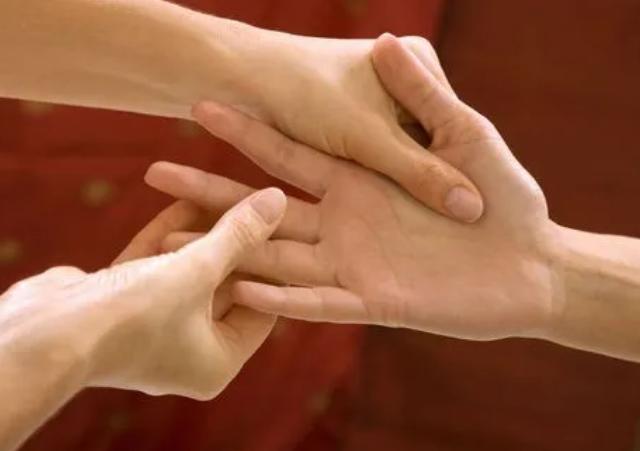 常常“手麻”的人要注意！身体或是出现了4种问题