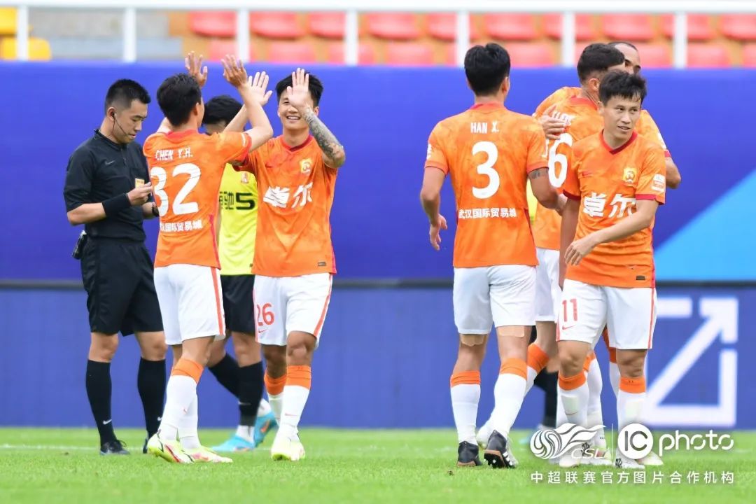 前线丨卡耶维奇、福布斯联袂进球，武汉长江2:1战胜广州队