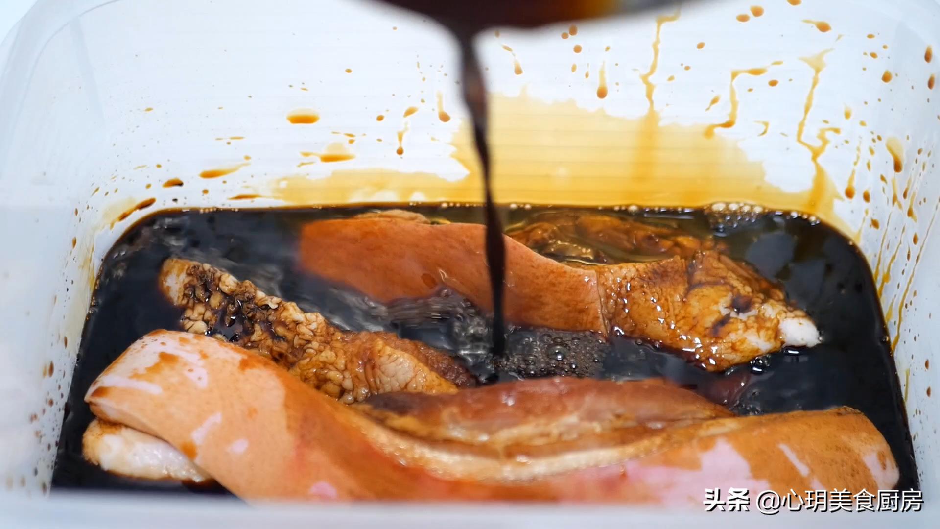 五花肉直接放水里煮一个小时,五花肉直接放酱油中泡2天