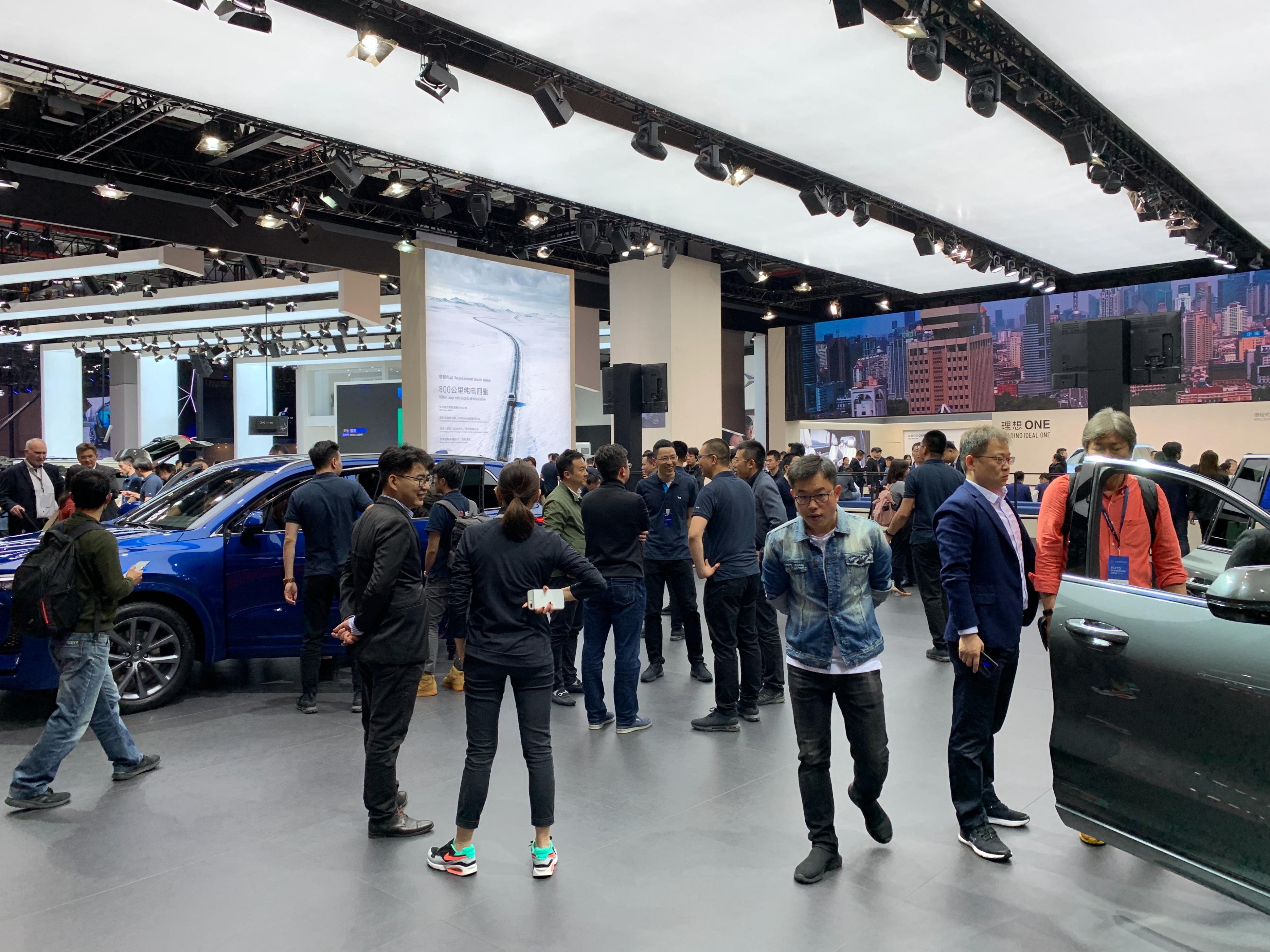 理想一只脚踏进纯电的河流