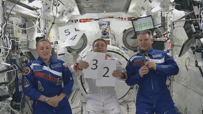 不想踢足球的宇航员不是好理发师，足球的热度火上了太空