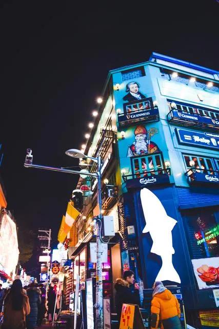 1.4公里的街上挤满了10万人，梨泰院是干嘛的，为啥这么多人