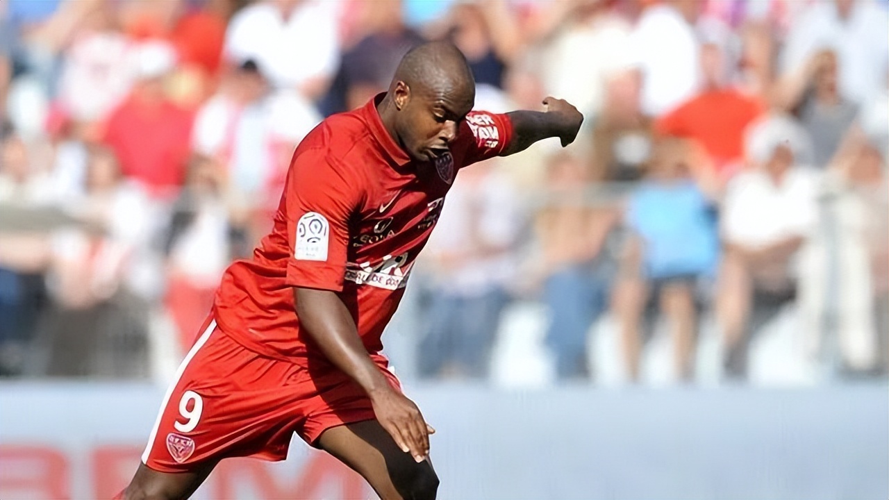 布里斯小传丨年少父亲踢球养家，法甲射手定居成都