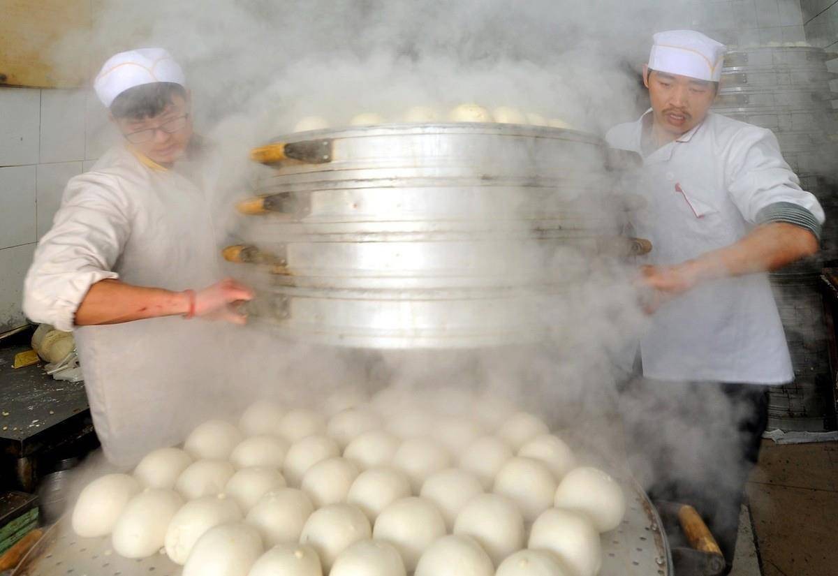 蒸馒头怎么判断面粉湿度,做馒头如何判断面团发酵好