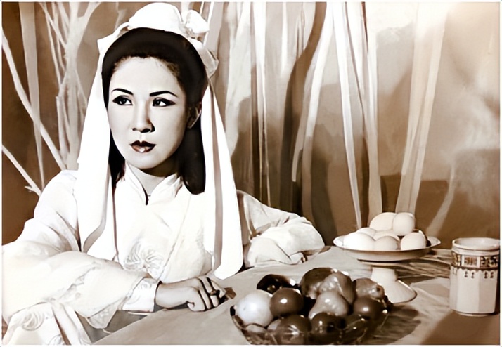 50岁大妈和小鲜肉演亲密戏，斥巨资加镜头，被骂20年，冤枉她了？