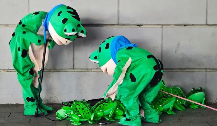 女城管摔烂青蛙,女城管摔烂青蛙玩偶后续