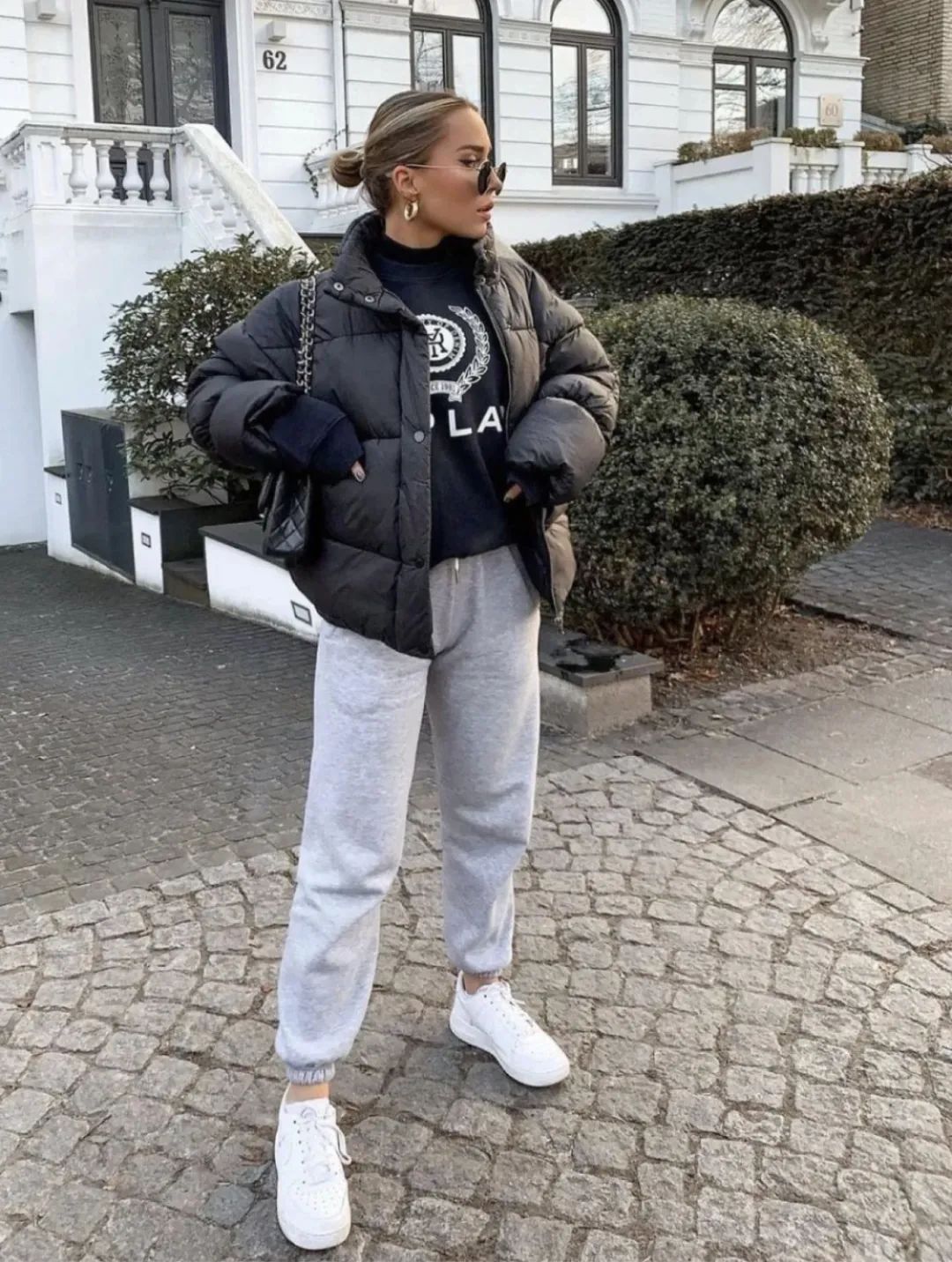 黑色卫衣如何内搭,黑色卫衣搭什么裤子好看