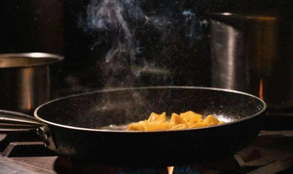 不粘锅涂层轻微刮出条印有毒吗,不粘锅涂层危害视频