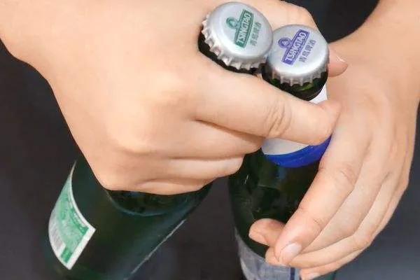 才发现，原先啤酒瓶盖里埋有小机关，把握以后小女生也能拧开