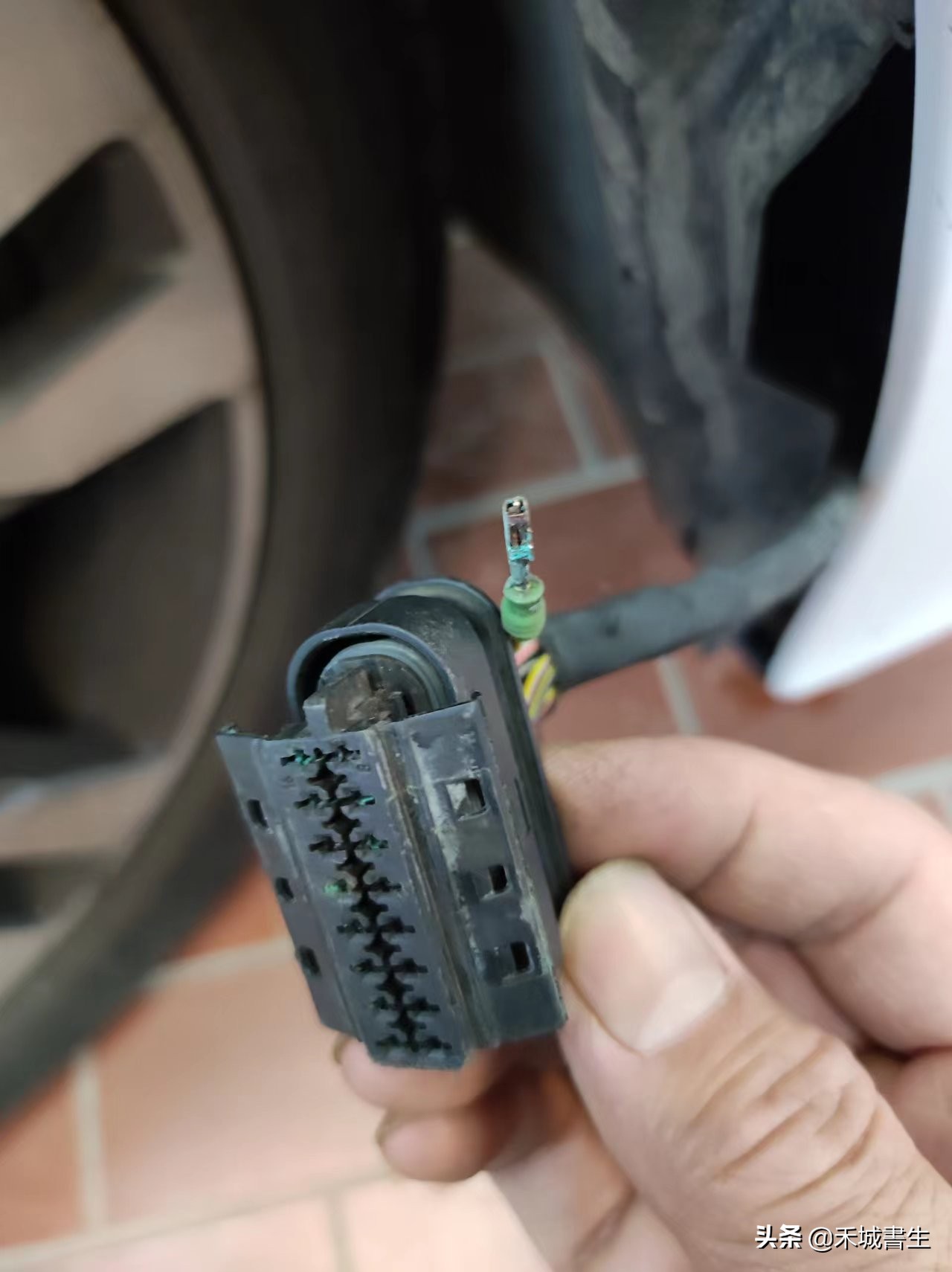 奔驰线束插头怎么拔,奔驰各个线束插头讲解