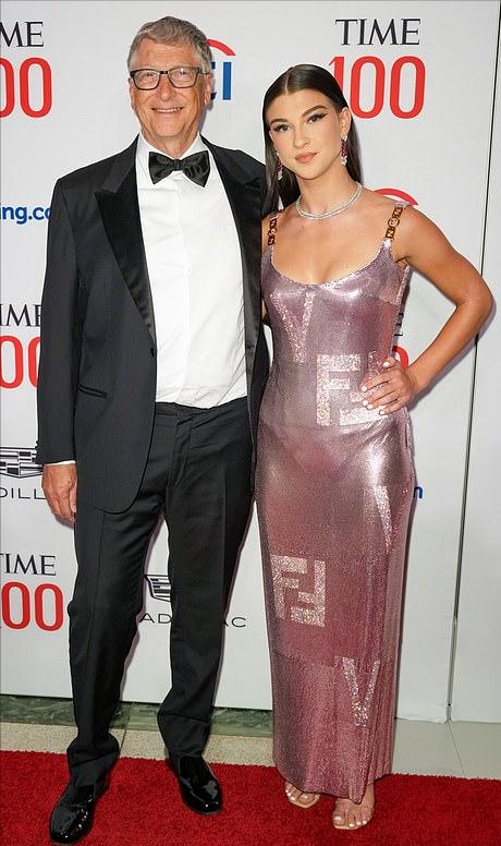 比尔盖茨19岁小女儿官宣黑人男友遭热议！亲吻太甜，千金堪比超模