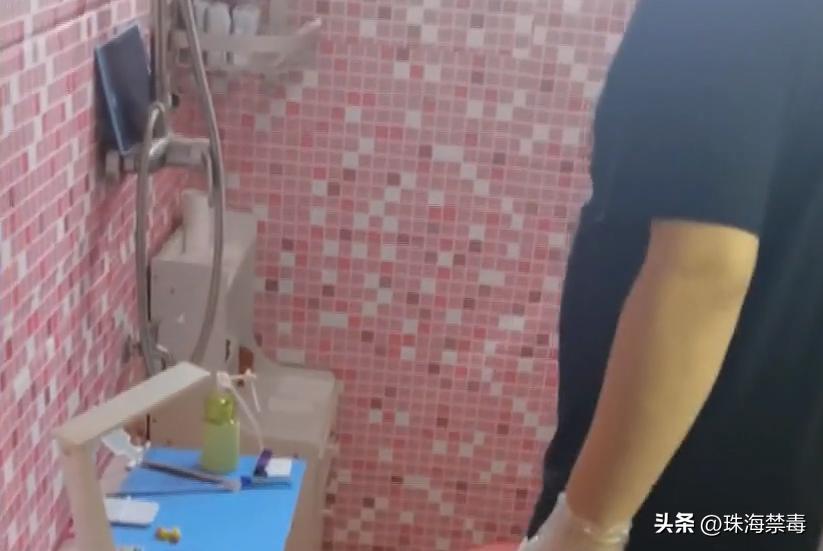 家庭主妇“兼职”贩毒，还把卫生间改成吸毒室...