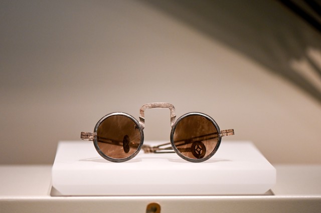 天然水晶眼镜可以戴吗,天然水晶眼镜戴什么颜色的好