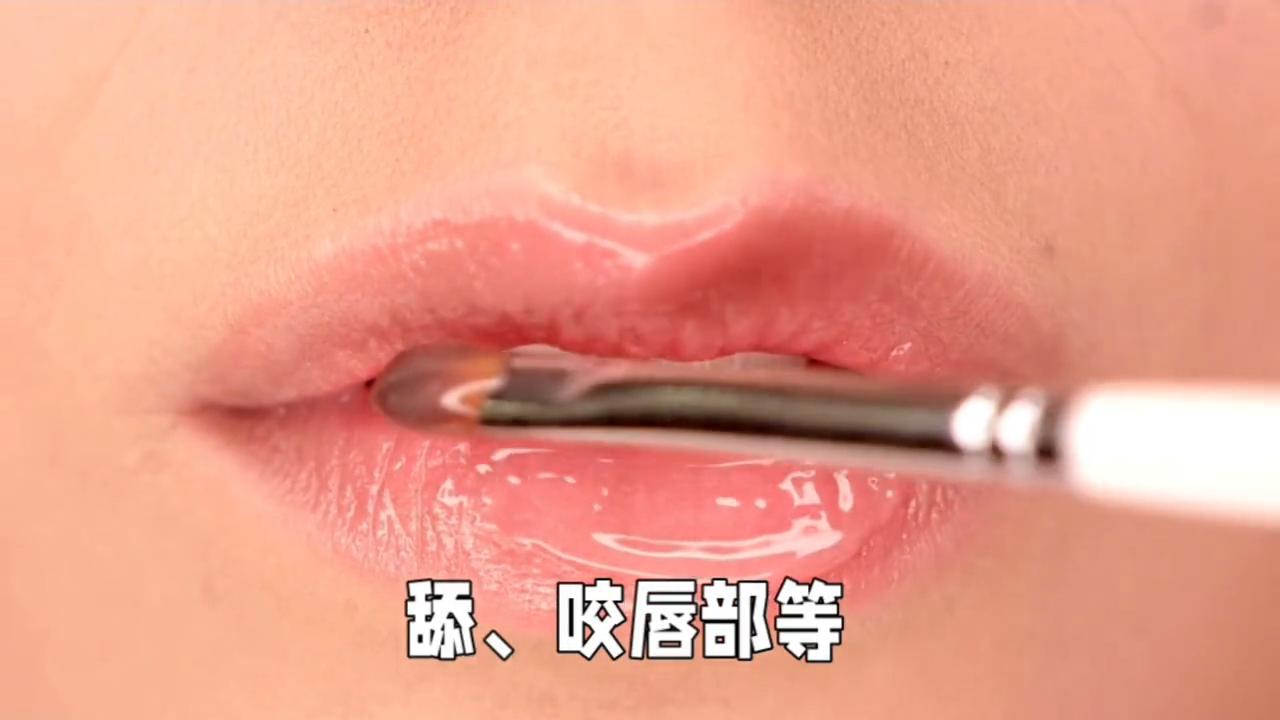 教你一招解决嘴唇干裂脱皮,嘴唇干裂脱皮怎么办有妙招