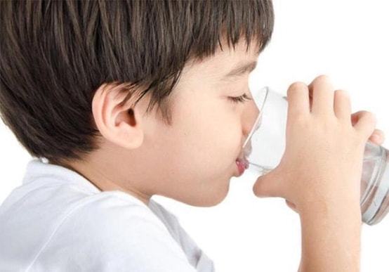 宝宝缺水信号,宝宝缺水也不爱喝水怎么才能补水