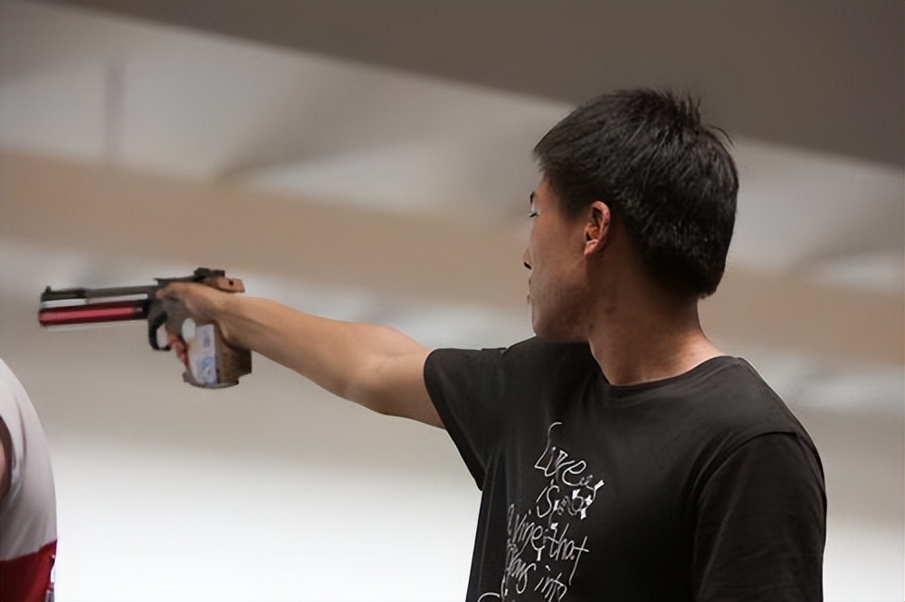 两个兵王叛逃，与一千多军警对峙3天，放大火烧山才将他俩制服！