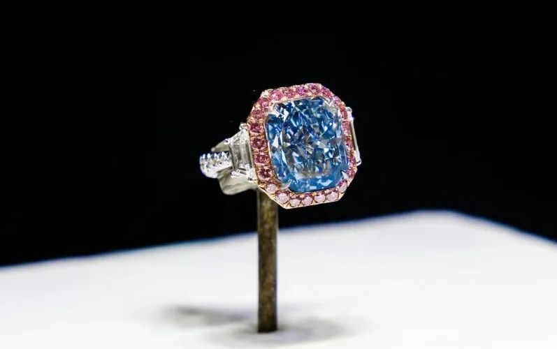 公开拍卖史上最大一颗蓝钻,228颗稀有蓝钻将拍卖