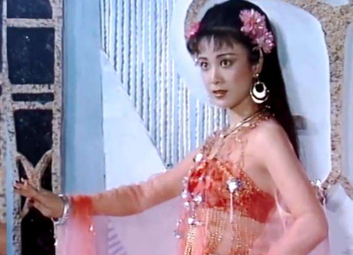 瓜子脸高鼻梁大眼睛尖下巴,介于鹅蛋脸和瓜子脸的脸型