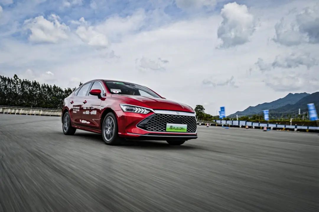 新能源汽车的领跑者比亚迪的成功,比亚迪新能源插电混动电动汽车