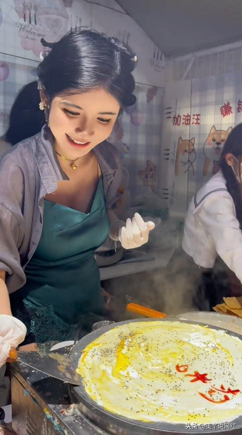 网红狗头萝莉摆摊卖煎饼,一天赚400元知足快乐,并带火营地夜市
