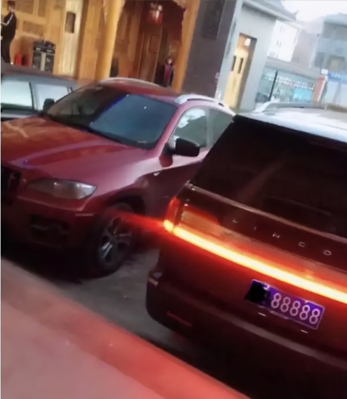 广东偶遇广西豪车,广东车主林肯领航员