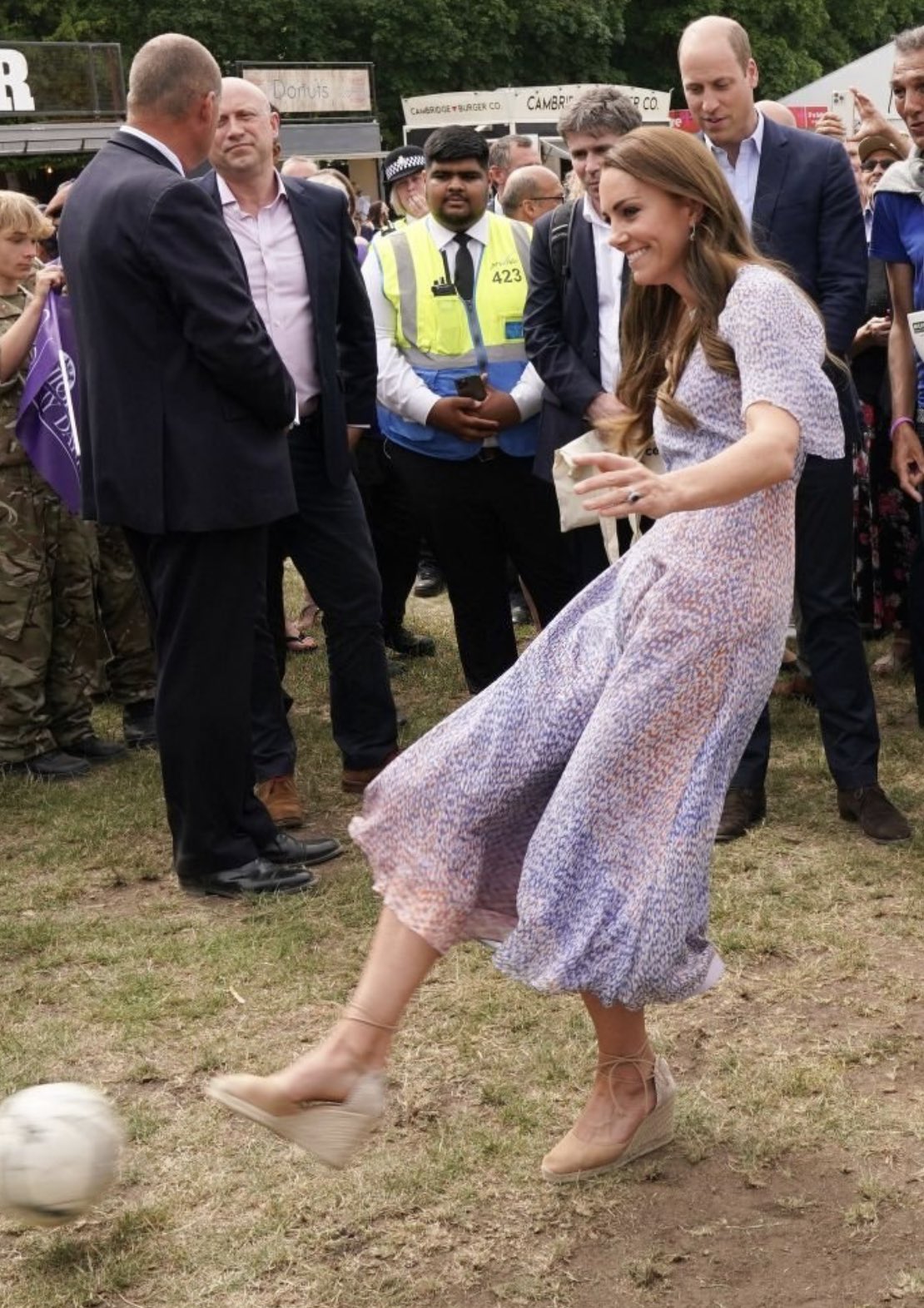 凯特大变单调着装,凯特王妃sw坡跟鞋