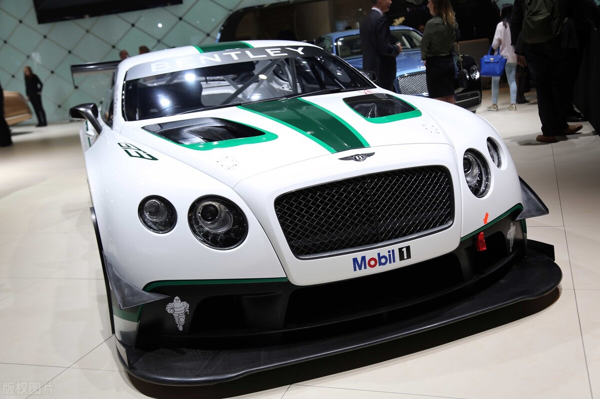 宇晟开宾利车载可儿在公路上飞驰，让可儿体验坐豪车的感觉