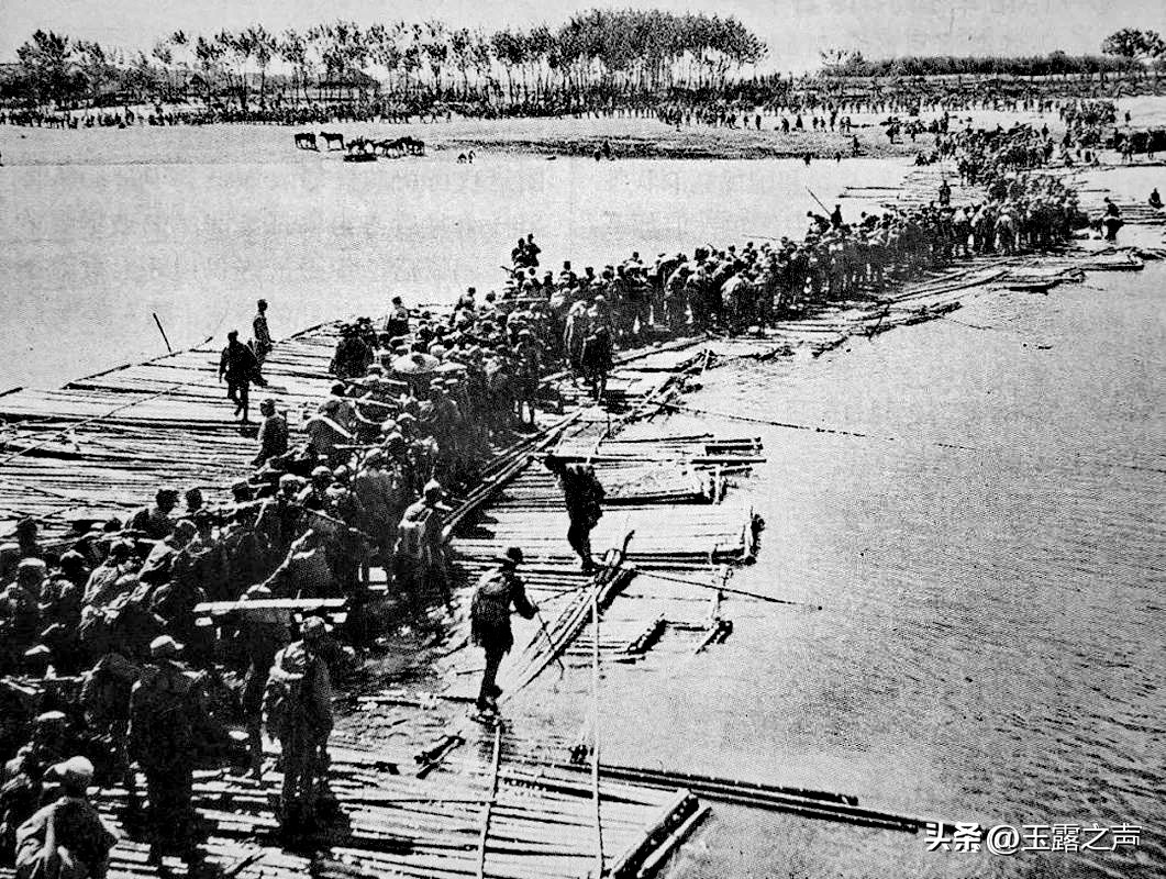 人民解放军占领南京，毛*东泽**写了一首慷慨激昂的诗，学者大加赞赏